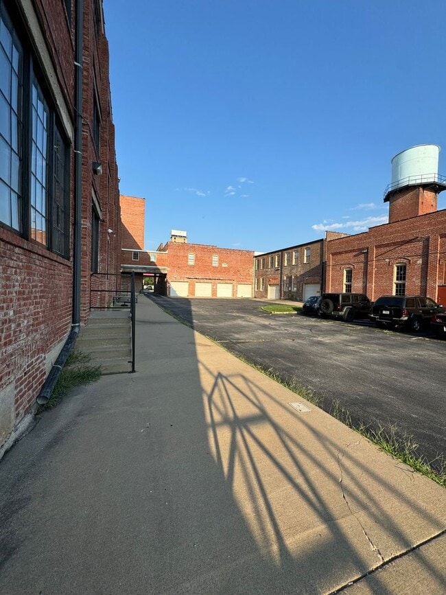Building Photo - Beautiful 1 bedroom 1.5 bath downtown loft