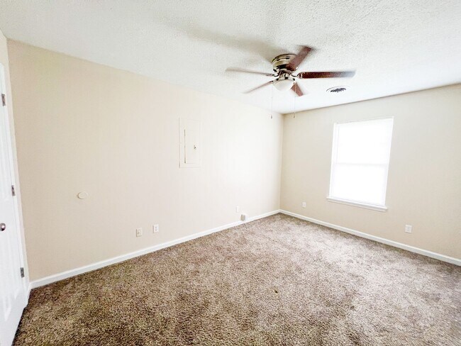 Building Photo - 3 Bedroom 1 Bathroom Home!
