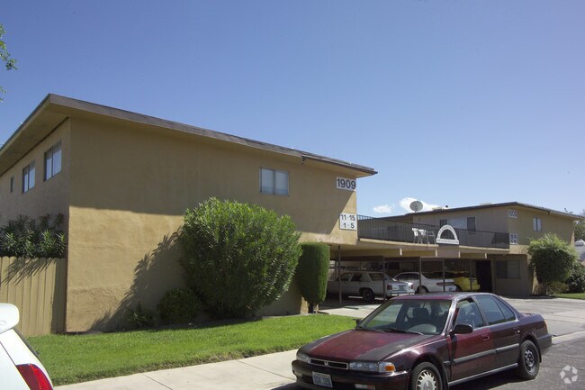 Building Photo - 1909 Santa Paula Dr