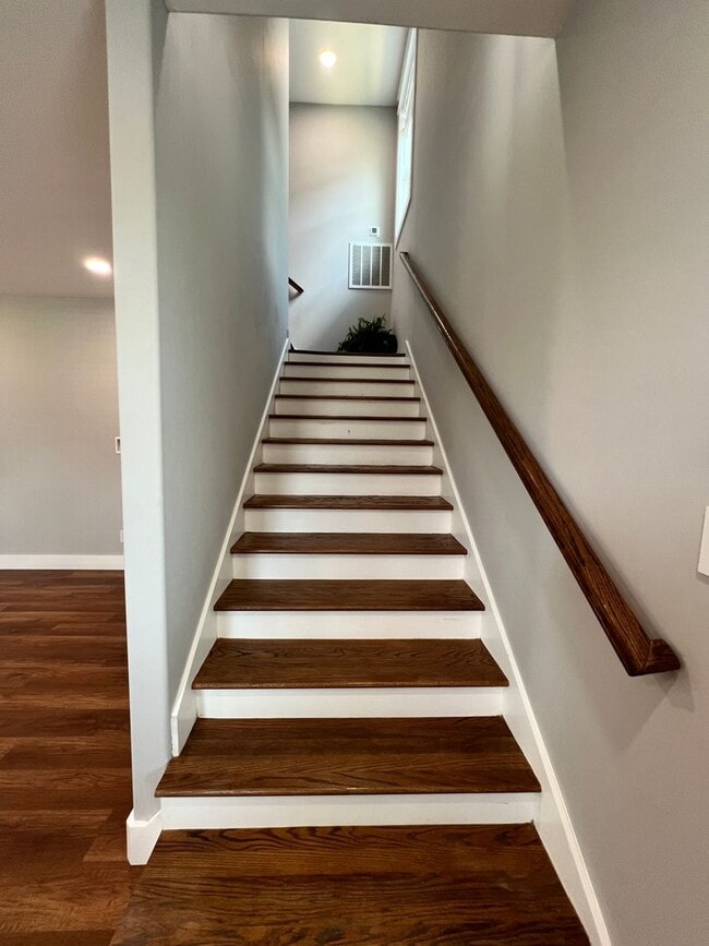 Building Photo - 6 Bedroom in Fort Sanders w/ Ensuite Bathr...