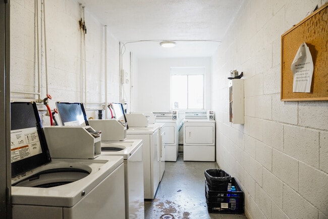 Photo du bâtiment - 2448 Carling Ave