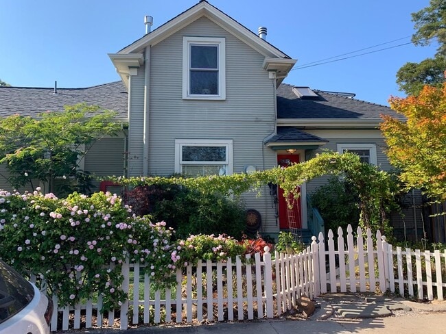 Foto del edificio - Fully Furnished or Unfurnished Seabright R...