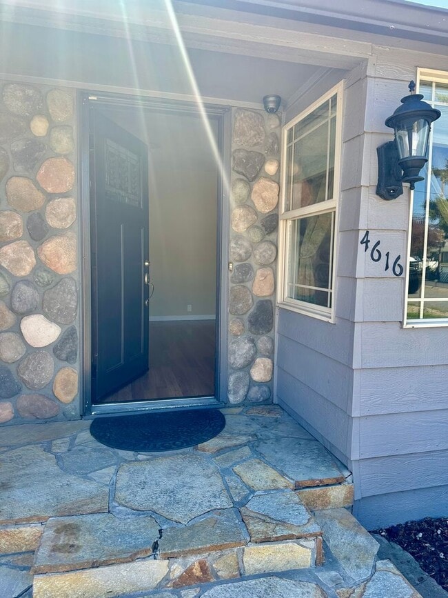 Building Photo - Large 3-Bedroom, 1-Bath Duplex with ALL UT...