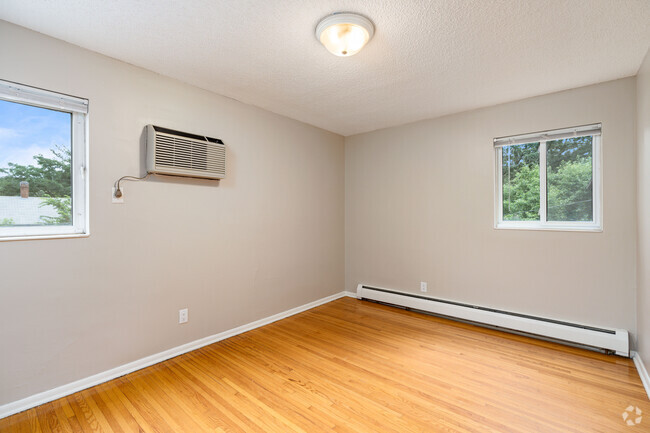 1BR,1BA - 600SF - Bedroom - 730 Fairview Ave N