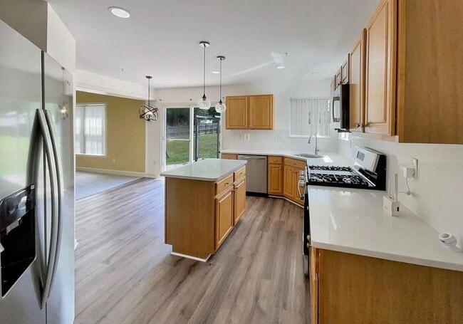 Building Photo - Single Family Residence
