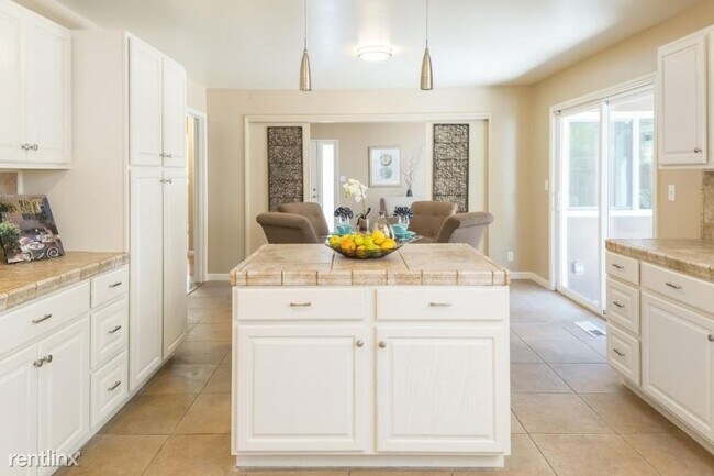 Foto del edificio - 3 br, 2 bath House - 212 Haight St