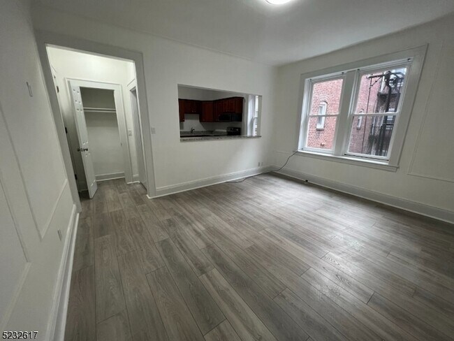 Foto del edificio - 412-416 Bloomfield Avenue Unit 22