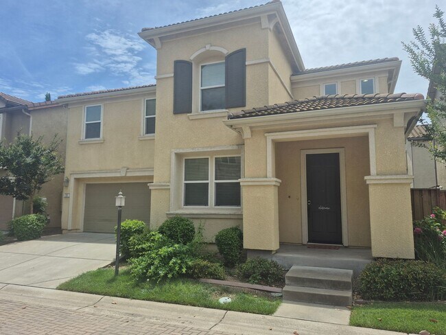Building Photo - Charming 3 bed 2.5 bath in The Hamptons Natomas Community.