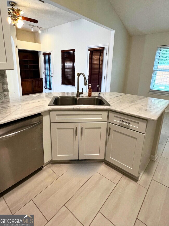 Building Photo - 403 Flamingo Dr