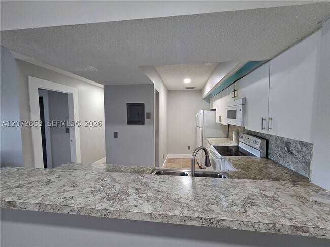 Foto del edificio - 18860 NW 57th Ave