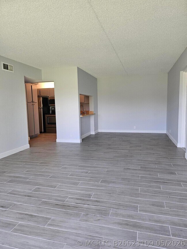 Building Photo - 811 Sky Pine Way