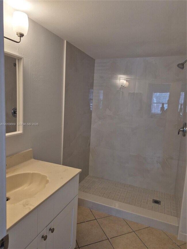 Building Photo - 9447 Fontainebleau Blvd