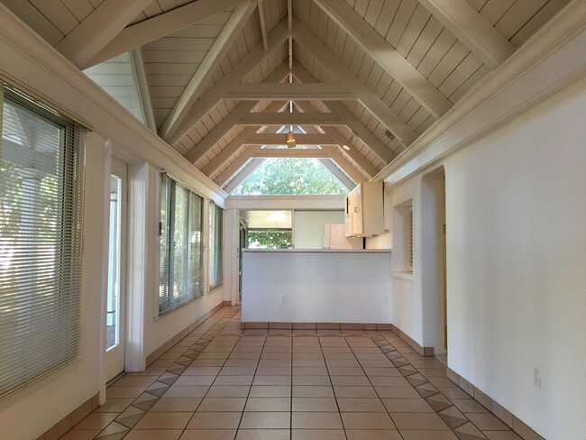 Building Photo - 2/2 Home in College Park with lots of char...