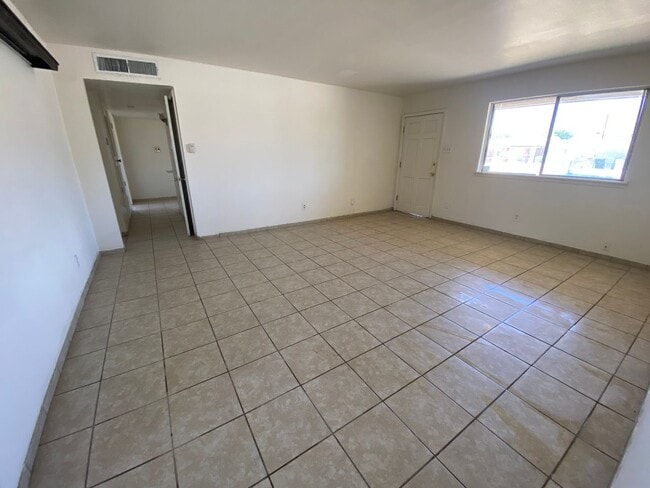 Building Photo - 3 Bed 2 Bath Home Available Today