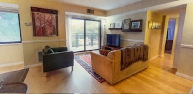 Foto del edificio - Fantastic 2BR/1BA with Parking & Secured Entry in Takoma Park