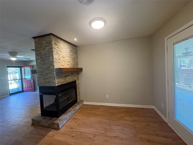 Foto del edificio - 101 Pine Shadows Ln