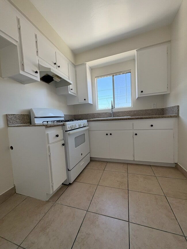 Photo - 4055 W 129th St Apartment