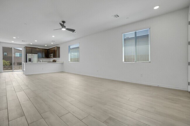 Building Photo - MULTI-GENERATIONAL New Build Home with En Suite In Skye Canyon!