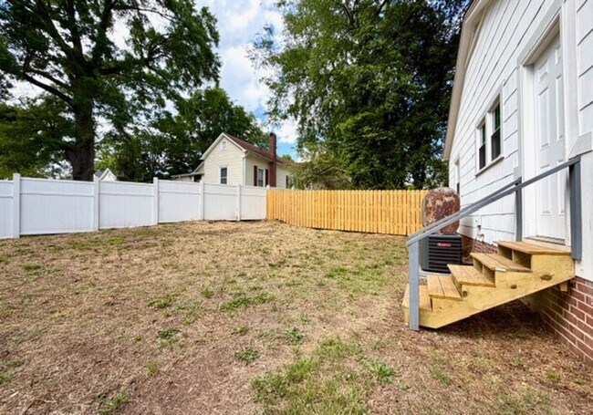Building Photo - 1/2 MO/OFF SPECIAL - 3 bed/1 bath Fenced yard - Storage/Garage