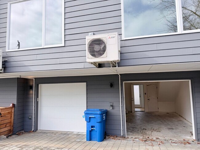 Foto del edificio - Modern 3-Level Townhome (2020) with Private Garage, Roof Deck & A/C