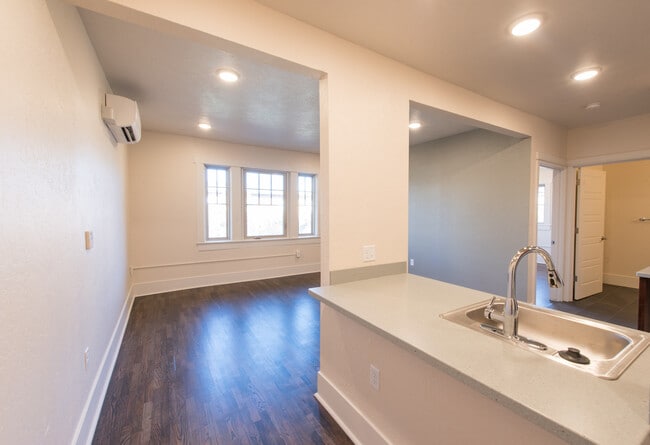 Entry - 812 E 12th Ave Apartments