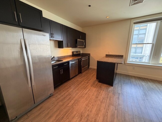 Building Photo - Yeats Building