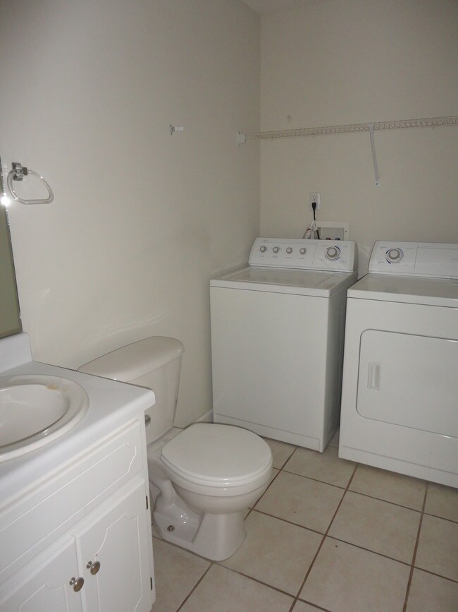 Building Photo - 300 Ridgeway Dr