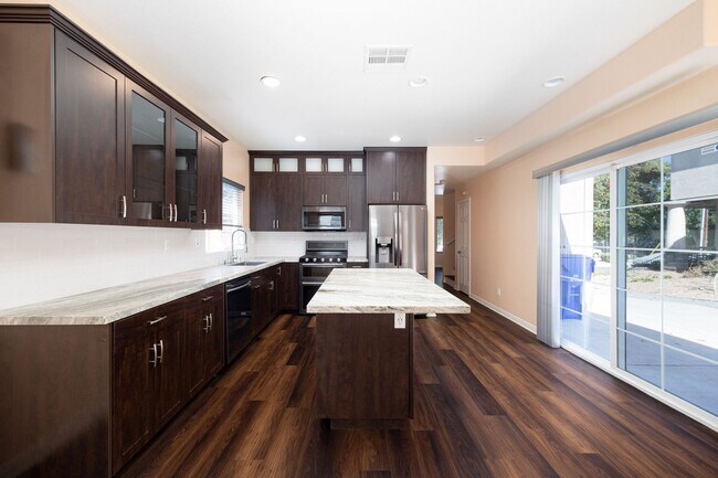 Building Photo - Beautiful spacious 3 bedroom house for ren...