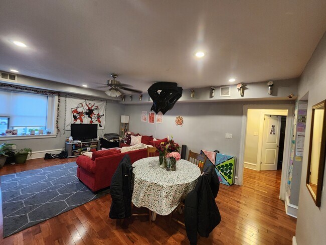 Foto del edificio - 341 N Easton Rd