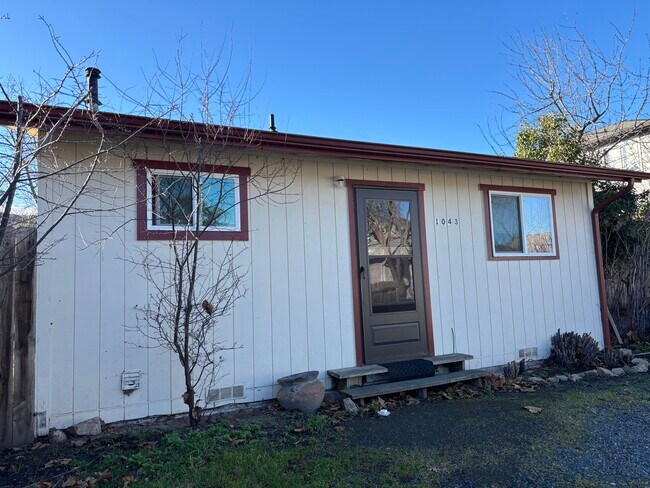 Entrada trasera - 1043 E Main St