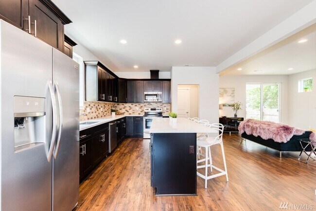 Foto del edificio - Newer 4 Bed 2.5 Bath with Bonus Room!!