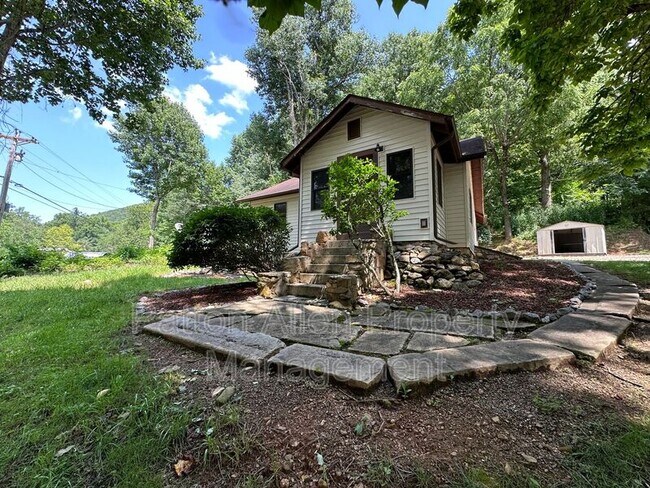 Foto del edificio - 267 Davis Creek Rd