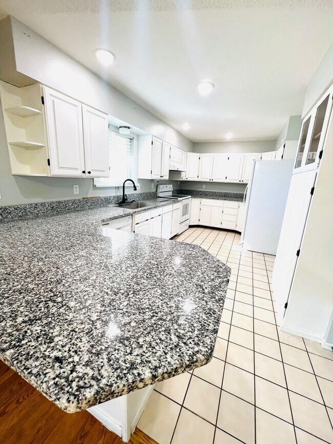 Foto del edificio - Beautiful 4 Bedroom 3-Bathroom Home