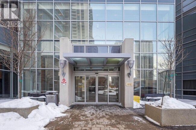 Photo du bâtiment - 135 Village Green Square