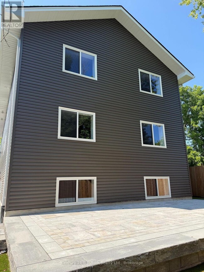 Building Photo - 165 Barrie Rd