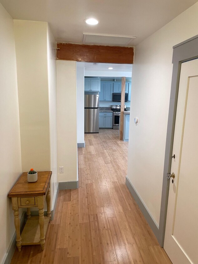 Entry Hallway - 1120 N Westmoreland Ave