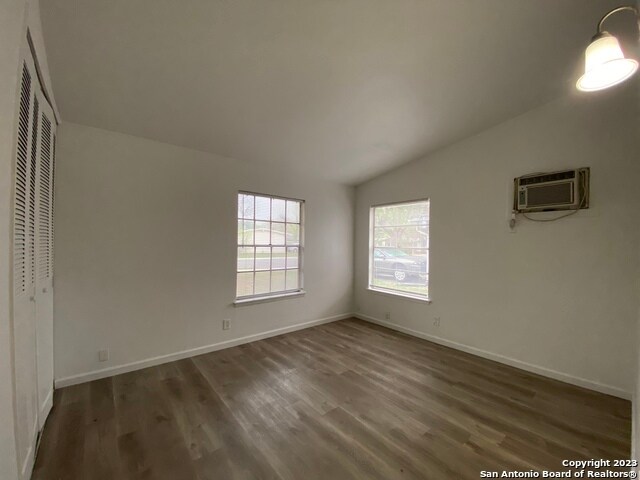 Building Photo - 4835 Vlg Vw Dr