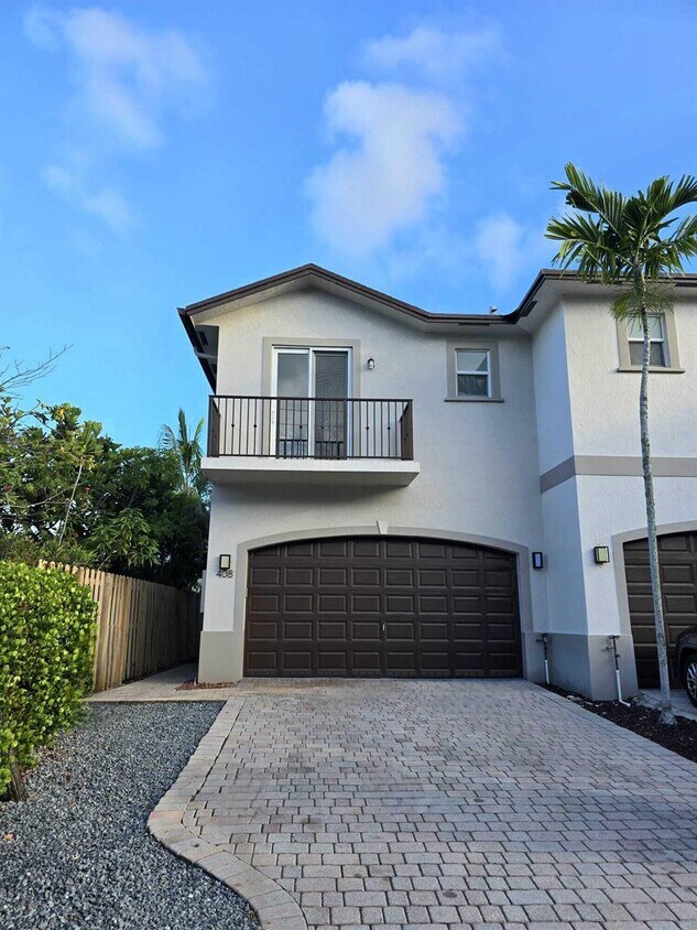 Southwest 9th Street, Fort Lauderdale, FL 33315 - 3 BR 3.5 BA townhouse - Southwest 9th Street, Fort Lauderdale, FL 33315 - 3 BR 3.5 BA townhouse