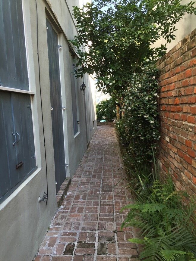 Building Photo - 1 BR / 1BA French Quarter Apt in Historic ...