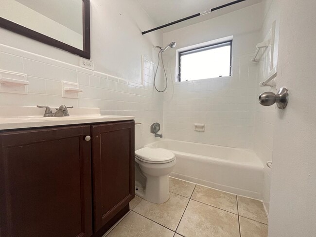 Building Photo - 1241 W River Dr