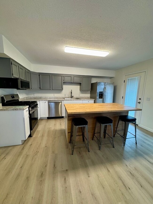 Building Photo - 136 Trumpeter Ave