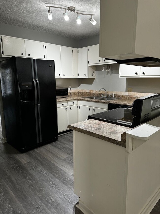 Building Photo - Charming 2/2 Condo Blocks from Baylor Campus!