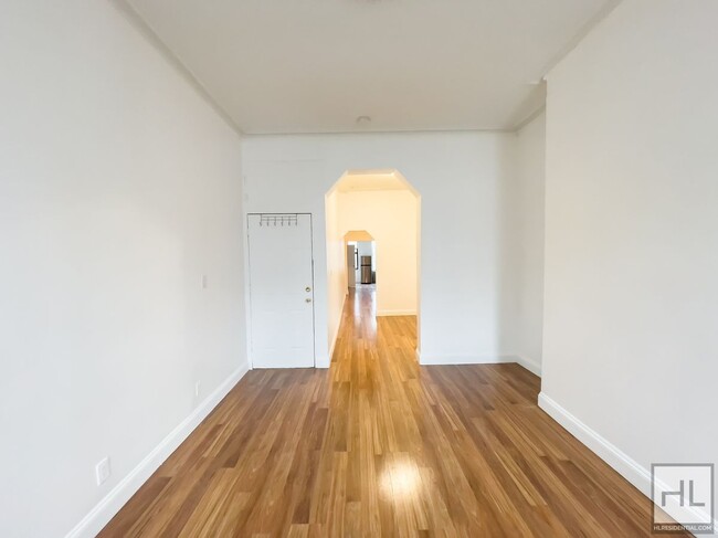 Foto del edificio - WYCKOFF AVENUE / Spacious 4-Room Rail Road...