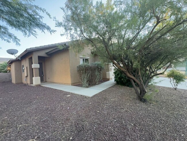 Building Photo - Beautiful 4 bedroom home - Holiday Subdivi...