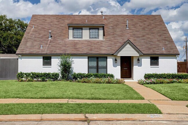 Building Photo - 4922 Poinciana Dr