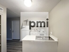 Building Photo - 834 Whitethorne Ave