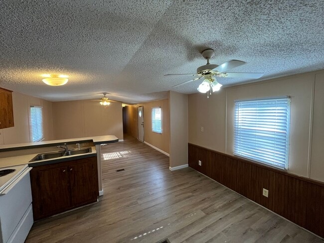 Building Photo - 3 Bedroom, 2 bathroom Mobile Home in Suwan...