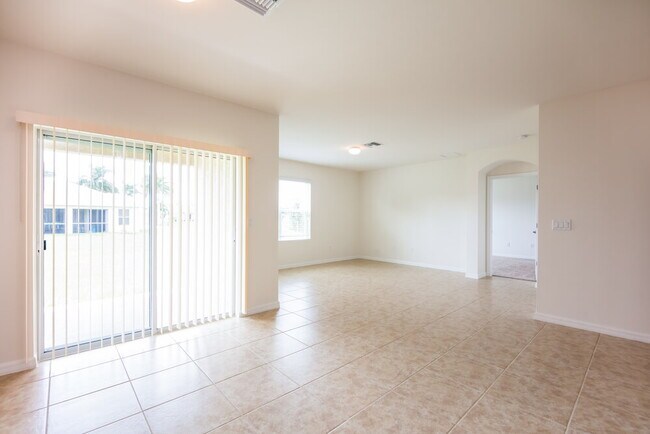 Building Photo - 2558 Surfside Blvd