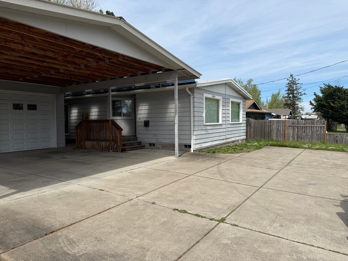 Building Photo - 2090 Chambers St