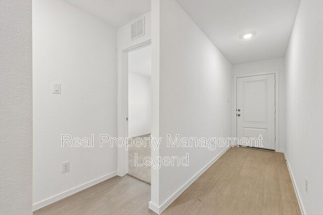 Foto del edificio - 216 Asterwood Ln